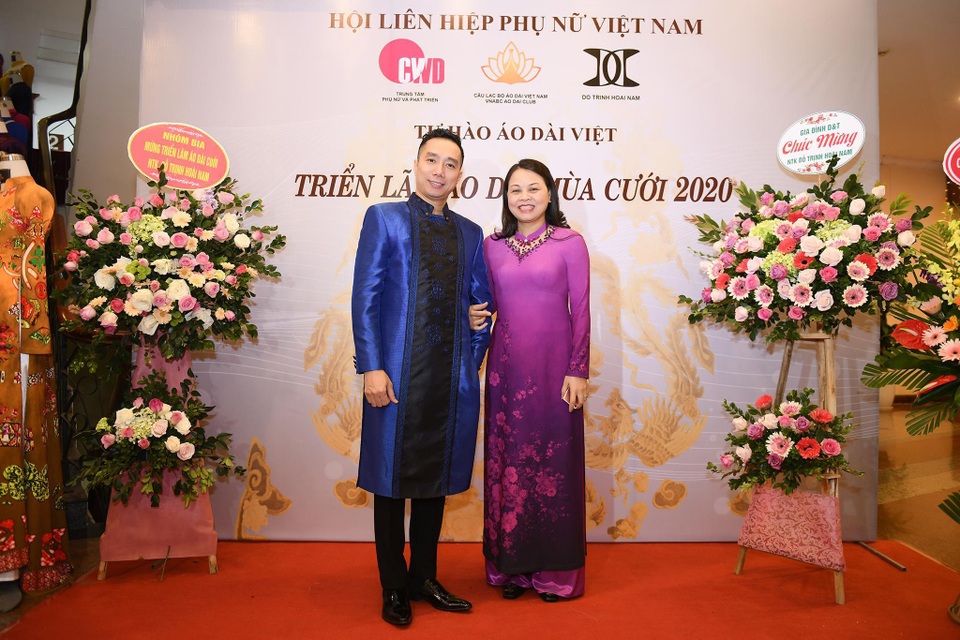 NTK Đỗ Trịnh Hoài Nam giới thiệu áo dài dát vàng đính 110 viên kim cương - 2 NTK Đỗ Trịnh Hoài Nam giới thiệu áo dài dát vàng đính 110 viên kim cương - 2