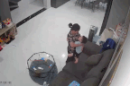 Giúp việc nghỉ sau 4 năm gắn bó, bé trai Hà Nội nói 1 câu ai cũng rưng rưng