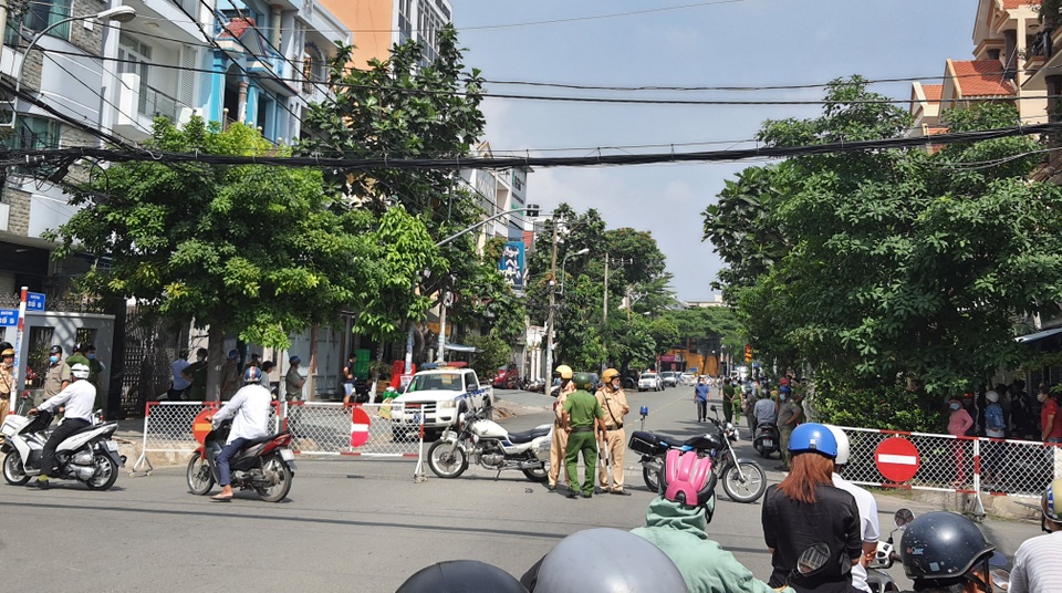 Hàng trăm người vây kín phòng gym của gymer xúc phạm vợ Chí Tài - 1 Hàng trăm người vây kín phòng gym của gymer xúc phạm vợ Chí Tài - 1