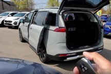 Kia bị kiện vì cửa trượt của xe Carnival gây nguy hiểm cho người dùng