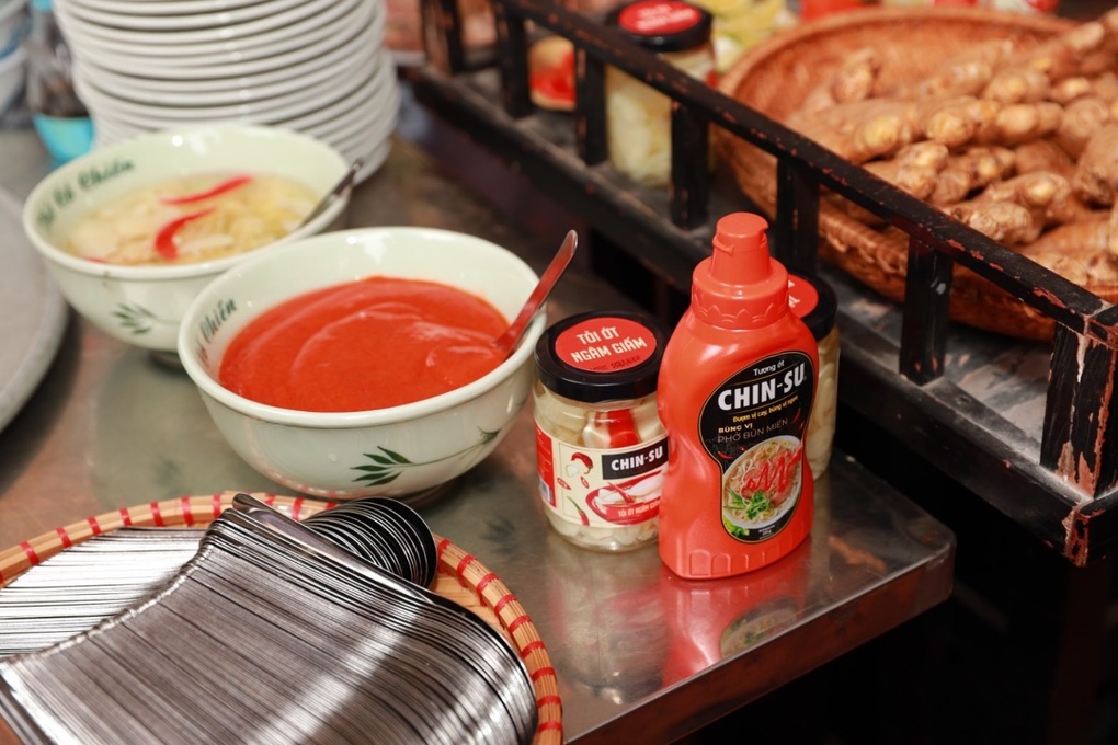Tương ớt phở Chin-su cùng tôn vinh các bô lão làng phở cổ Vân Cù - 4 Tương ớt phở Chin-su cùng tôn vinh các bô lão làng phở cổ Vân Cù - 4
