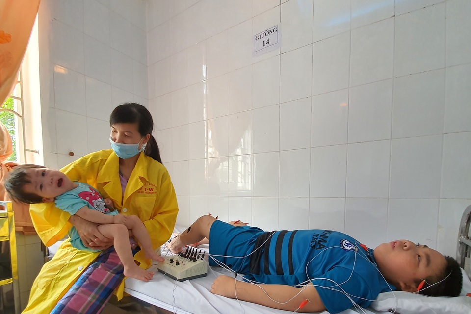 Tiếng khóc xé lòng của anh em mồ côi cha cùng bị bại não bẩm sinh - 7 Tiếng khóc xé lòng của anh em mồ côi cha cùng bị bại não bẩm sinh - 7