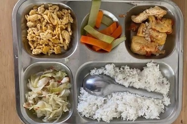 Vụ phụ huynh phản ánh món gà "rất lạ": Đổi nhà cung cấp