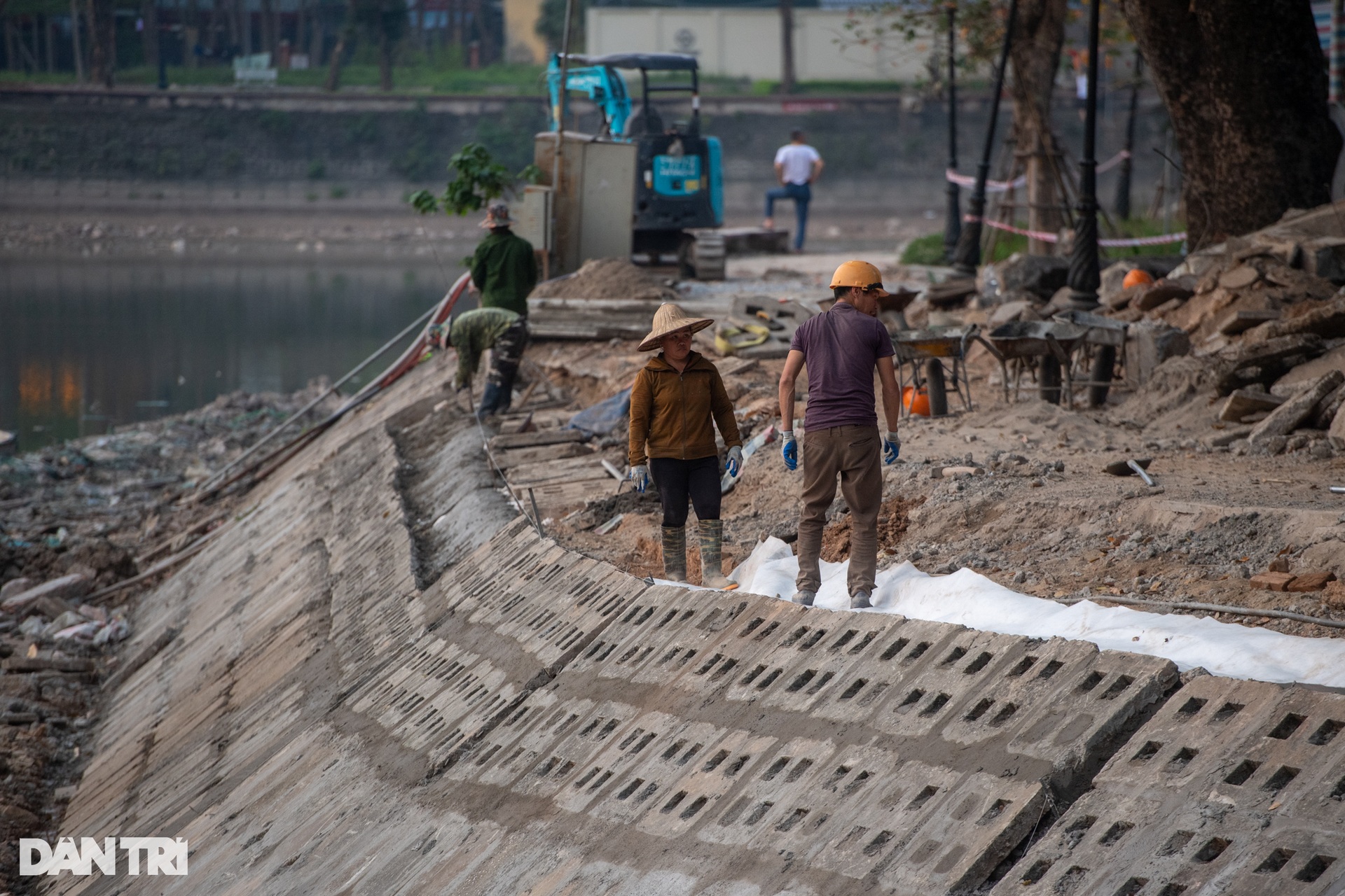 Người dân xé rào chắn, trèo tường vào công viên đang cải tạo ở Hà Nội - 5 Người dân xé rào chắn, trèo tường vào công viên đang cải tạo ở Hà Nội - 5