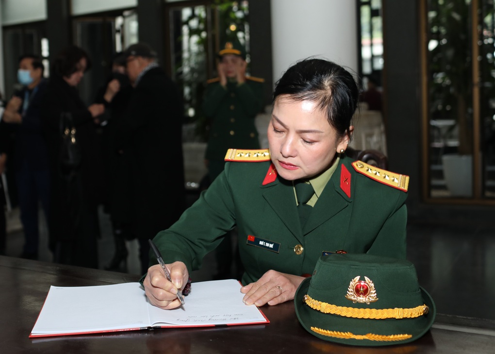 Đồng nghiệp, người thân xúc động tiễn biệt NSND Doãn Hoàng Giang - 14 Đồng nghiệp, người thân xúc động tiễn biệt NSND Doãn Hoàng Giang - 14