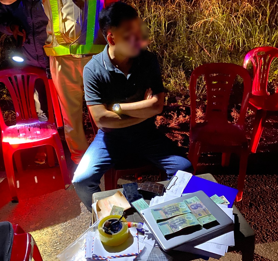 Tạm giữ trưởng văn phòng và phóng viên của một tạp chí để điều tra - 2