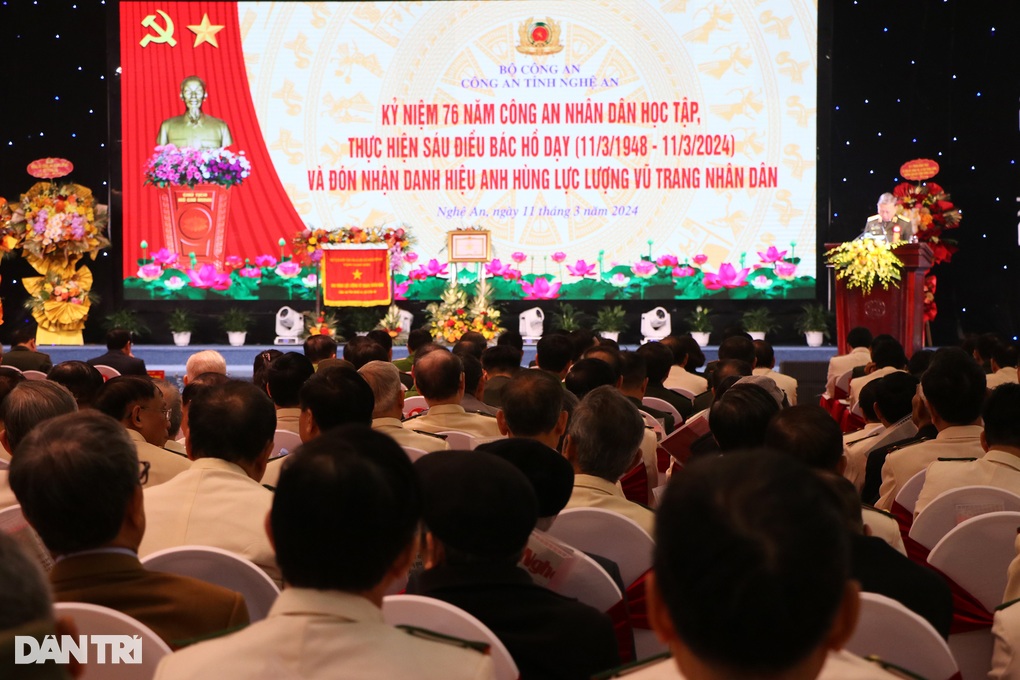Công an Nghệ An đón nhận danh hiệu Anh hùng lực lượng vũ trang nhân dân - 4 Công an Nghệ An đón nhận danh hiệu Anh hùng lực lượng vũ trang nhân dân - 4