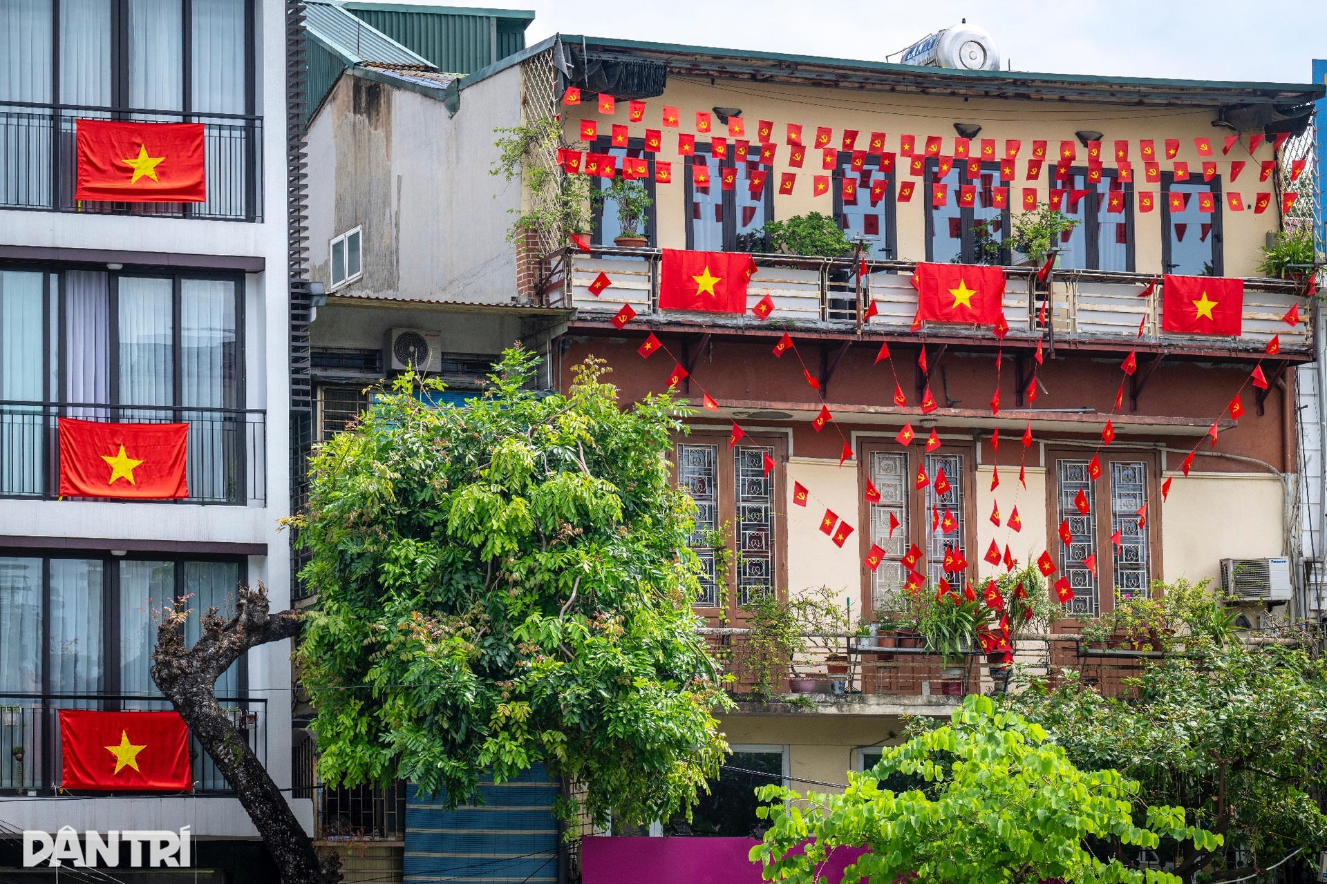 Thủ đô rực rỡ cờ hoa, người dân đi trong muôn ánh sao vàng tung bay rực rỡ - 7 Thủ đô rực rỡ cờ hoa, người dân đi trong muôn ánh sao vàng tung bay rực rỡ - 7
