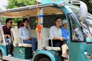 Hà Nội: Sẽ khai thác dịch vụ tham quan cầu Nhật Tân bằng xe điện?