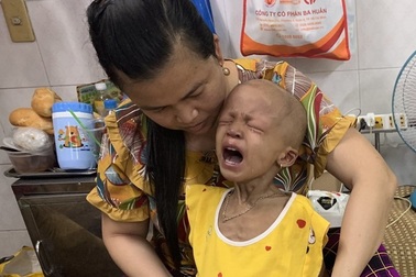 Người mẹ chạy vạy mượn tiền để cứu con gái gầy trơ xương