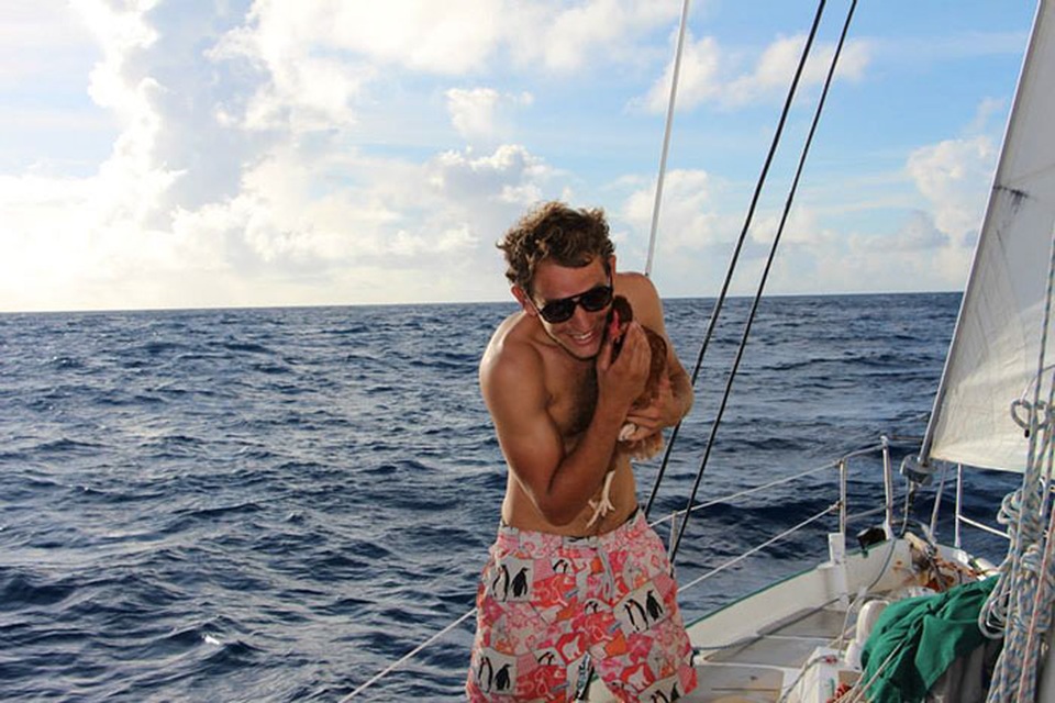 Không cần bạn gái, chàng trai dắt … gà mái chu du khắp thế giới - 4