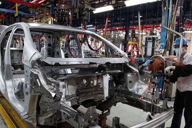 Tự lực cánh sinh để công nghiệp ô tô Việt không èo uột...