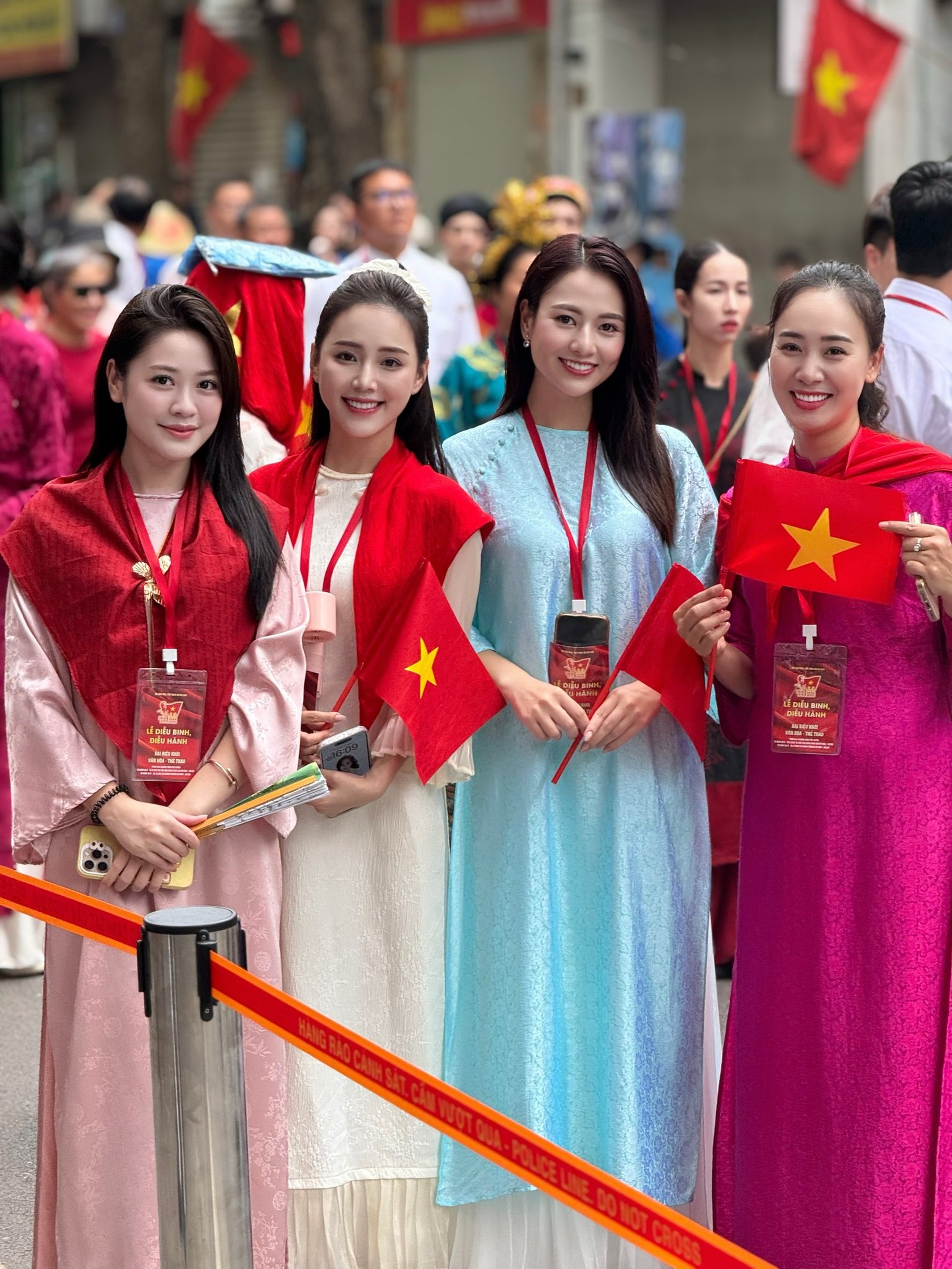 NSND Xuân Bắc đến thăm dàn nghệ sĩ hợp luyện ở Quảng trường Ba Đình - 11 NSND Xuân Bắc đến thăm dàn nghệ sĩ hợp luyện ở Quảng trường Ba Đình - 11