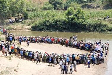 Phát hiện 5 học sinh chết bất thường bên bờ suối