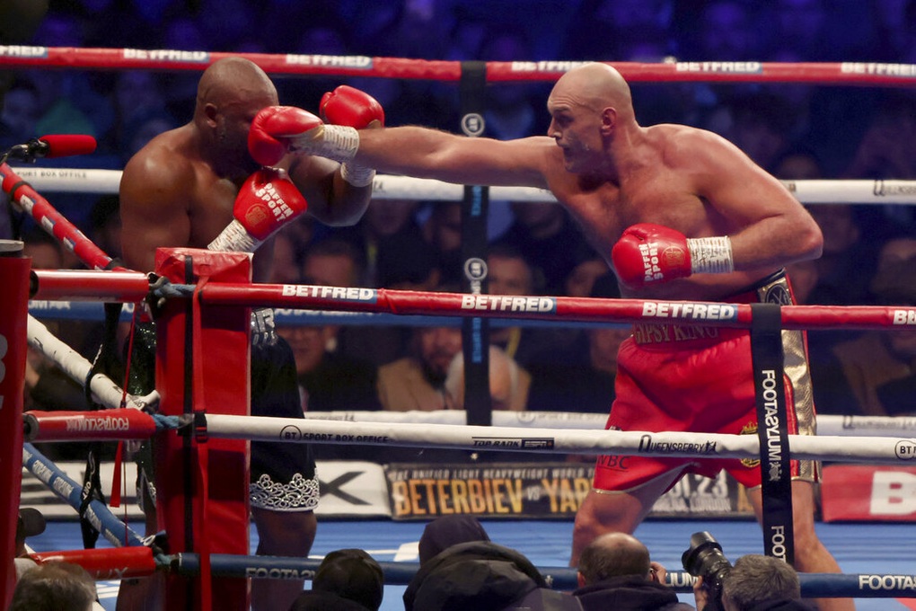 Tyson Fury đánh bại Derek Chisora để giữ đai vô địch WBC - 1 Tyson Fury đánh bại Derek Chisora để giữ đai vô địch WBC - 1