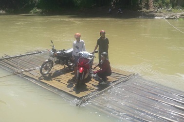 Nghịch cảnh người dân Yên Bái tự làm bè vượt sông bên cầu bỏ hoang