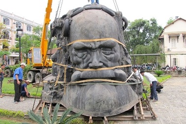 Di dời tượng Phan Bội Châu về bên bờ sông Hương