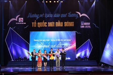 Bùng nổ đêm nhạc “Hướng về biển, đảo quê hương 2017”