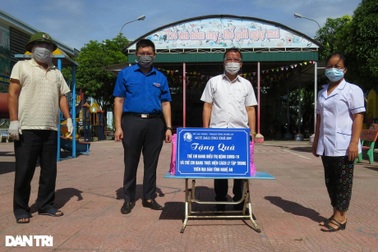 Trao 250 suất quà tặng trẻ em bị ảnh hưởng bởi dịch Covid-19