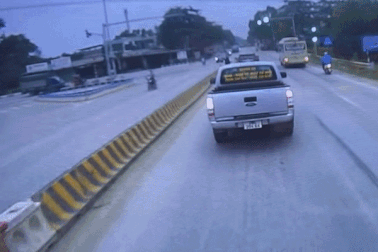 Ô tô lật ngửa sau khi đâm vỡ dải phân cách, nghi do tài xế ngủ gật