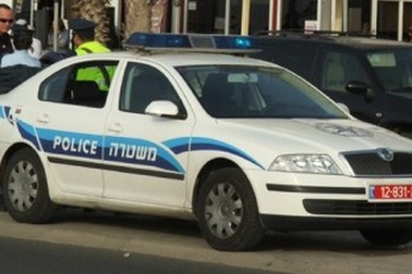 Mẹ cho con gái 11 tuổi lái ô tô 