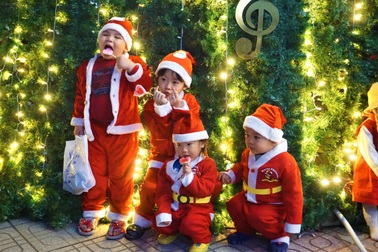 Bất chấp trời lạnh, người dân Đà Nẵng rộn ràng đi chơi Noel sớm