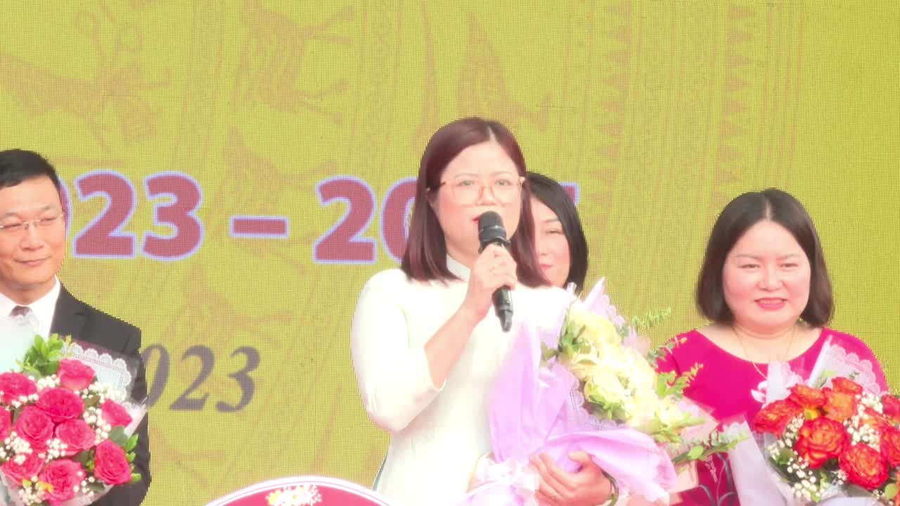 Giảng viên Đại học Hà Nội "bắn" gần 20 thứ tiếng chào đón tân sinh viên