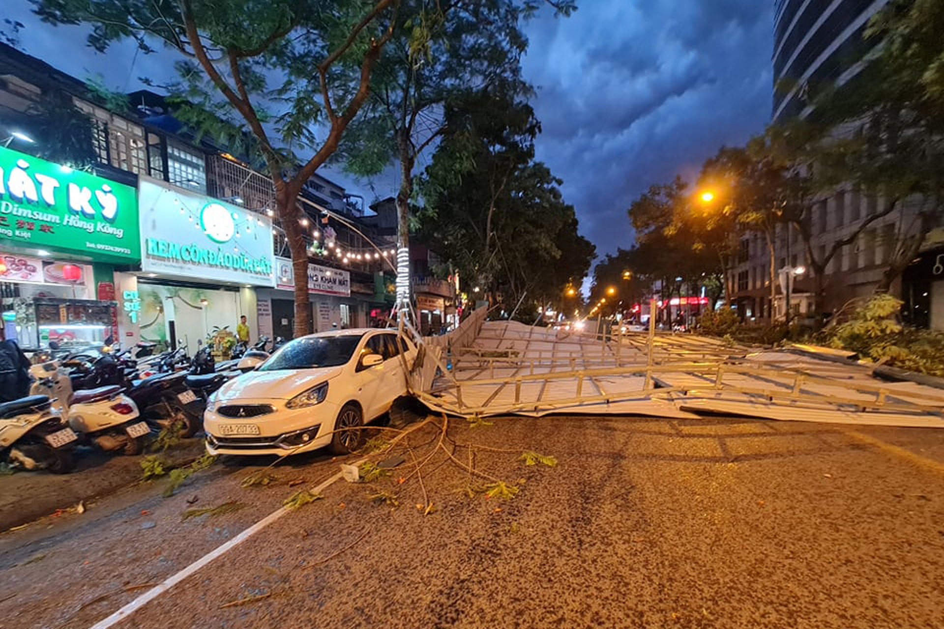 Hình ảnh cơn giông lớn chưa từng thấy bao trùm Hà Nội chiều 26/6 - 12 Hình ảnh cơn giông lớn chưa từng thấy bao trùm Hà Nội chiều 26/6 - 12