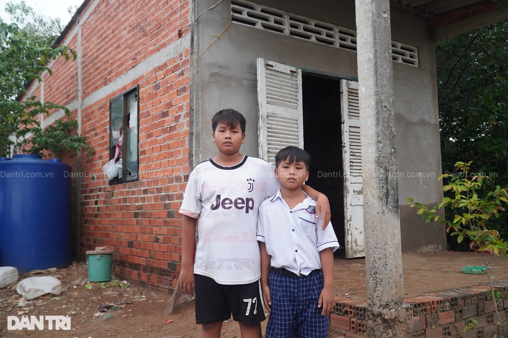 Cha mất, mẹ khờ, cậu bé 15 tuổi bỏ học đi làm nuôi em - 1 Cha mất, mẹ khờ, cậu bé 15 tuổi bỏ học đi làm nuôi em - 1