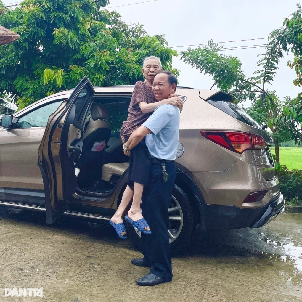 Chuyện ít người biết về ông bố Hà Nội chăm mẹ U100 gây sốt cộng đồng - 8 Chuyện ít người biết về ông bố Hà Nội chăm mẹ U100 gây sốt cộng đồng - 8