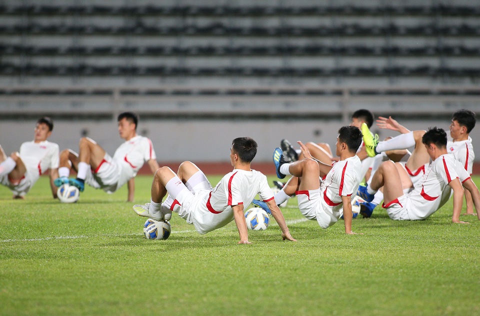 “Đột nhập” buổi tập của U23 Triều Tiên - 8