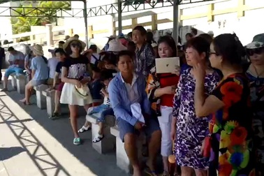 Nha Trang: Du khách “chen chân” ở bến tàu du lịch dịp lễ 30/4