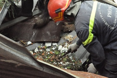 Tìm thấy phần thi thể nghi là của 2 nạn nhân mất tích vụ nổ xưởng phân bón