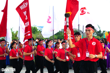 Hàng nghìn người rước đuốc diễu hành, hiến máu nhân đạo ở Bạc Liêu