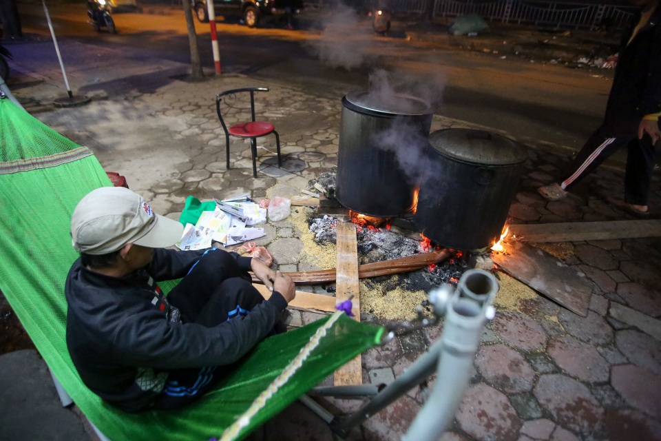 Người Hà Nội thức thâu đêm luộc bánh chưng trên vỉa hè - 11 Người Hà Nội thức thâu đêm luộc bánh chưng trên vỉa hè - 11