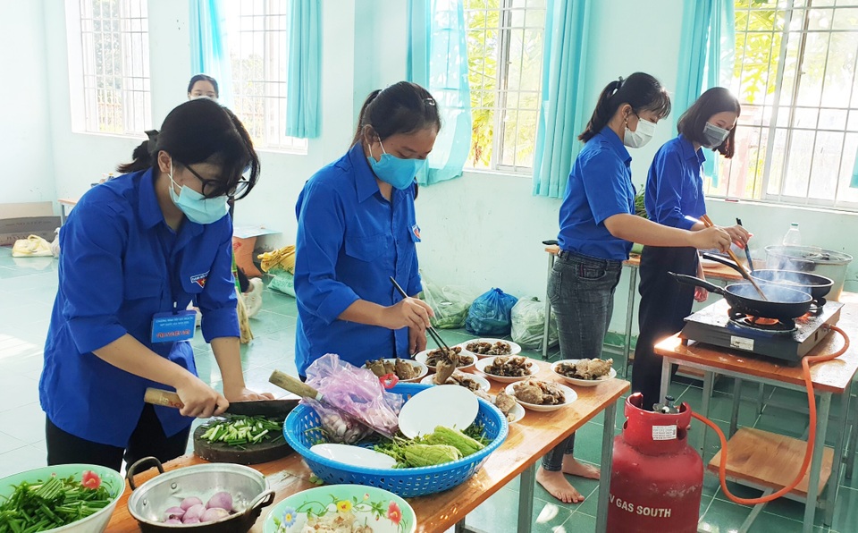 “Tiếp lửa” sĩ tử thi tốt nghiệp những suất cơm, nước uống, chỗ ở miễn phí - 4 “Tiếp lửa” sĩ tử thi tốt nghiệp những suất cơm, nước uống, chỗ ở miễn phí - 4