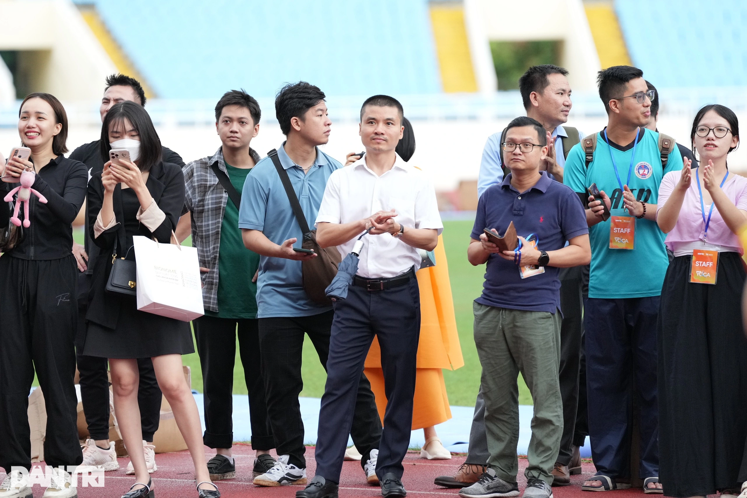 ໂຍຄະ 5,000 ຄົນໄດ້ຮັບຖົງບີ້ຢ່າງຕື່ນເຕັ້ນ, ພ້ອມແລ້ວທີ່ຈະເຂົ້າຮ່ວມງານບຸນ Dan Tri Yoga - 9 5.000 yogi hào hứng nhận bib, sẵn sàng tham gia Ngày hội Yoga Dân trí - 9