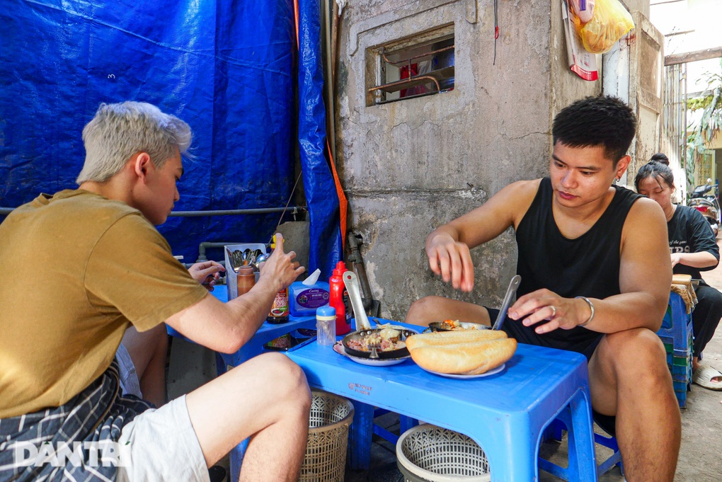 Bà chủ Hà Nội bán bánh mì bằng chảo Liên Xô thời bao cấp, hơn 40 năm tuổi - 9 Bà chủ Hà Nội bán bánh mì bằng chảo Liên Xô thời bao cấp, hơn 40 năm tuổi - 9
