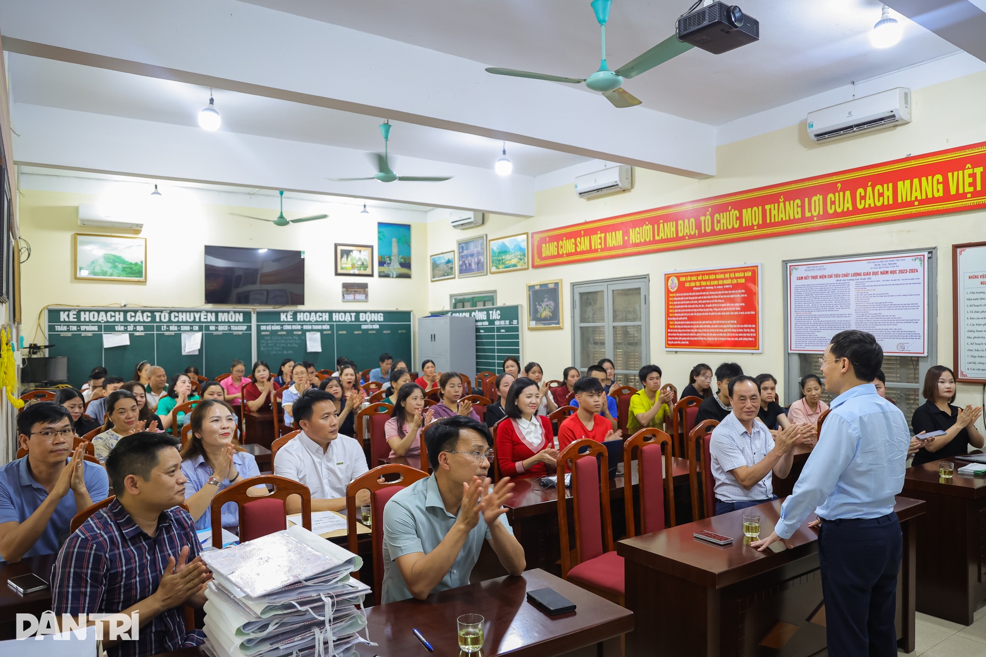 Báo Dân trí trao học bổng tới học sinh có hoàn cảnh khó khăn tại Hà Giang - 2 Báo Dân trí trao học bổng tới học sinh có hoàn cảnh khó khăn tại Hà Giang - 2