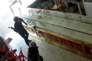 Chiếc găng tay dính máu vạch mặt 2 kẻ cướp tiệm vàng ở TPHCM