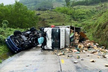 Hai anh em ruột lái xe tông trúng nhau giữa đèo