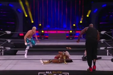 Khởi nghiệp đấu vật, cựu huyền thoại bóng rổ về bằng xe cứu thương