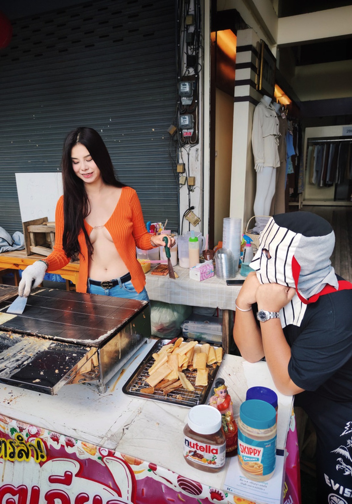 3 cô gái bán hàng trên đường phố gây náo loạn chỉ vì một chiếc áo - 2 3 cô gái bán hàng trên đường phố gây náo loạn chỉ vì một chiếc áo - 2