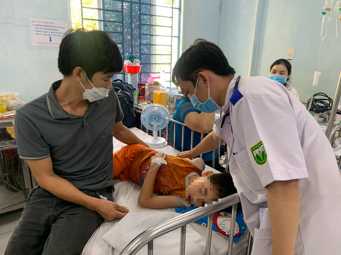 Ths.BS Nguyễn Đình Qui, Phó khoa Nhiễm, Bệnh viện Nhi đồng 2 (TP.HCM) đang thăm khám cho bệnh nhân viêm màng não.