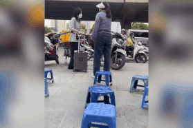 Nhức nhối chuyện vỉa hè thành "sân nhà" của quầy hàng rong giữa Thủ đô