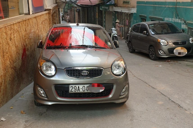 Hà Nội: Ô tô đỗ ở đầu ngõ bị tạt sơn đỏ kín kính xe