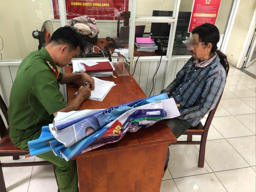 Nhiều người treo, dán quảng cáo bừa bãi trên đường ở TPHCM bị xử phạt - 1 Nhiều người treo, dán quảng cáo bừa bãi trên đường ở TPHCM bị xử phạt - 1