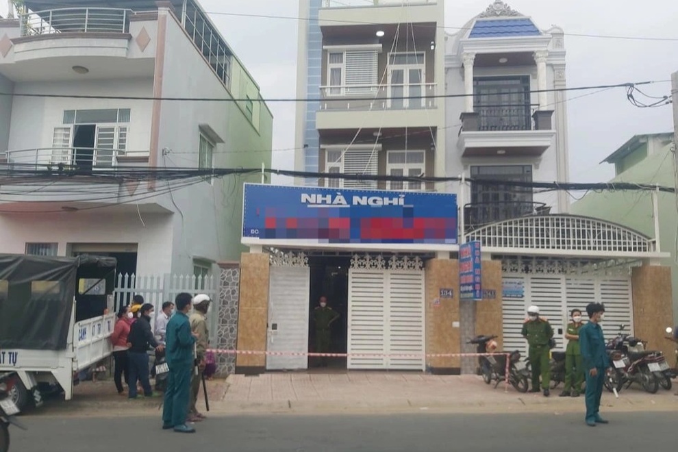 Hai vợ chồng chết bất thường trong nhà nghỉ, để lại con thơ 5 tuổi - 1 Hai vợ chồng chết bất thường trong nhà nghỉ, để lại con thơ 5 tuổi - 1