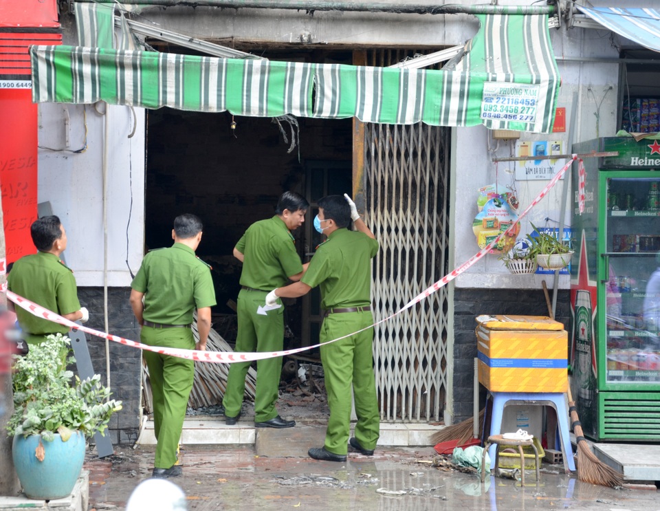 Vụ hỏa hoạn 3 người chết: Bất lực phá 2 lớp cửa của ngôi nhà cháy - 1 Vụ hỏa hoạn 3 người chết: Bất lực phá 2 lớp cửa của ngôi nhà cháy - 1