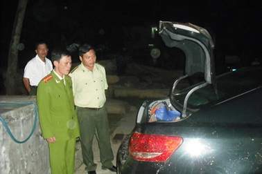 Xe Camry chở tê tê lậu 